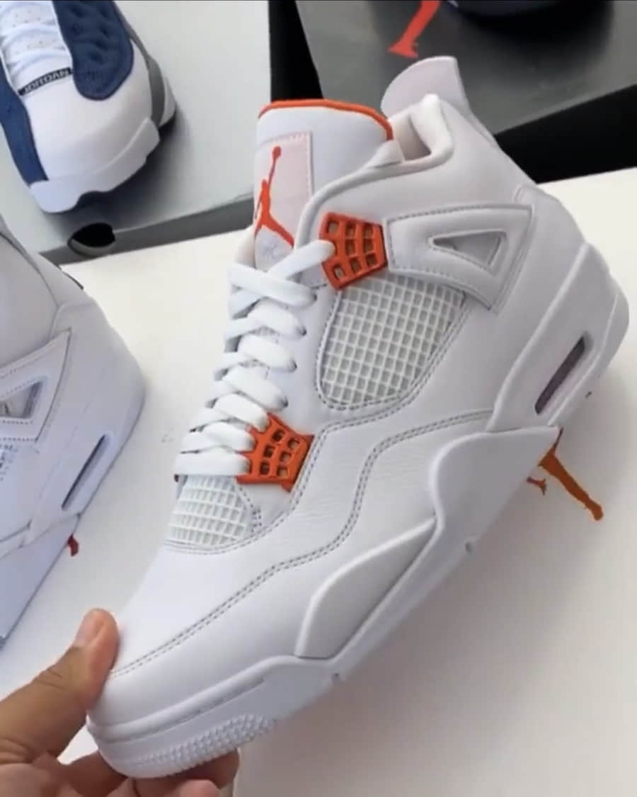 吸睛金属扣!AJ 4 “Metallic Pack” 两款配色官图释出!清爽抢眼!