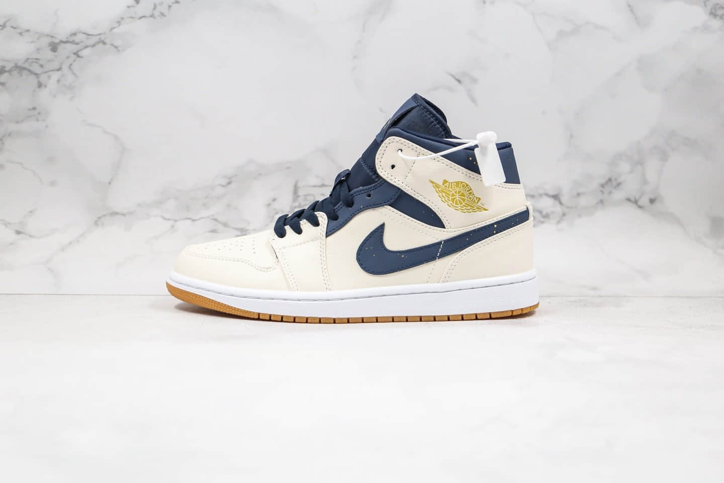 乔丹Air Jordan 1 Mid纯原版本中帮AJ1泼墨生胶米白色原楦纸板打造正确后跟定型 (ID:33857) - 图片1