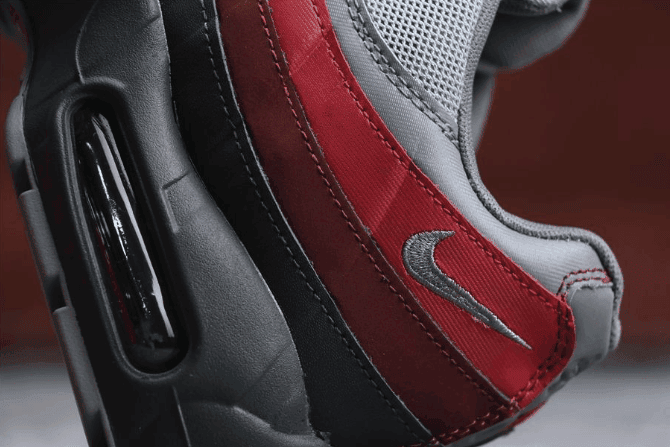 Nike Air Max 95 ESSENTIAL灰红 耐克公司级子弹95串标百搭运动鞋 货号:749766-025