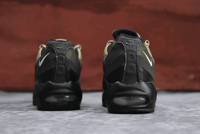 Nike Air Max 95 ESSENTIAL军绿色 耐克子弹公司级高品质95系列内置军绿色气垫 货号:749766-024