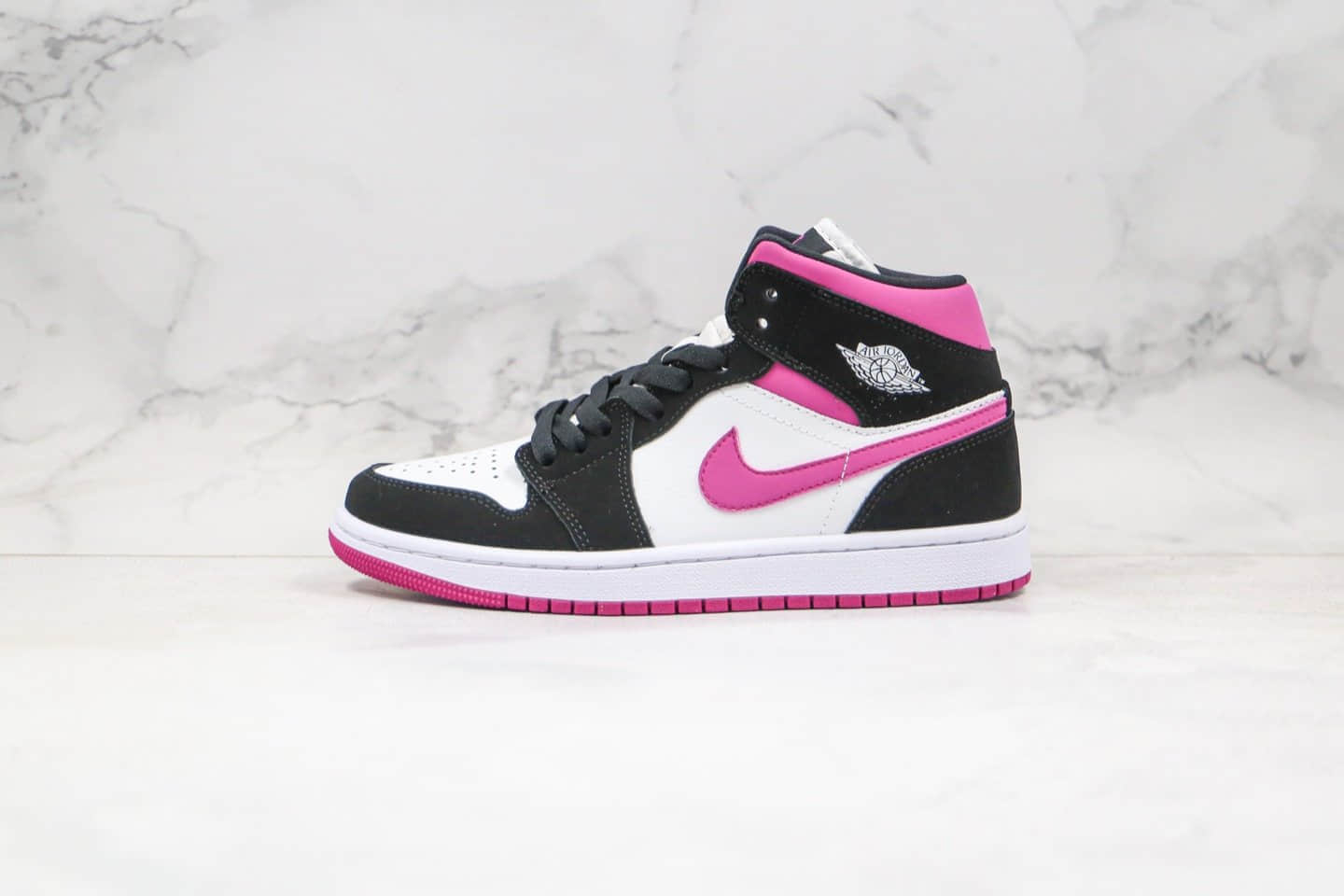 乔丹Air Jordan 1 Mid纯原版本中帮AJ1黑白骚粉原楦头纸板打造正确鞋面材质 (ID:36246) - 图片1