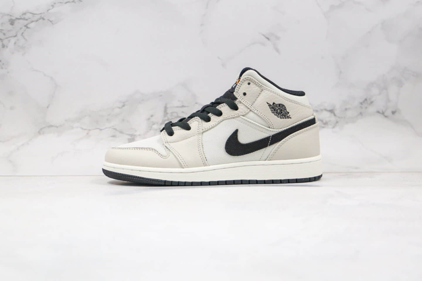 乔丹Air Jordan Mid纯原版本中帮AJ1新灰白黑勾磨砂灰配色正确后跟定型 (ID:38735) - 图片1