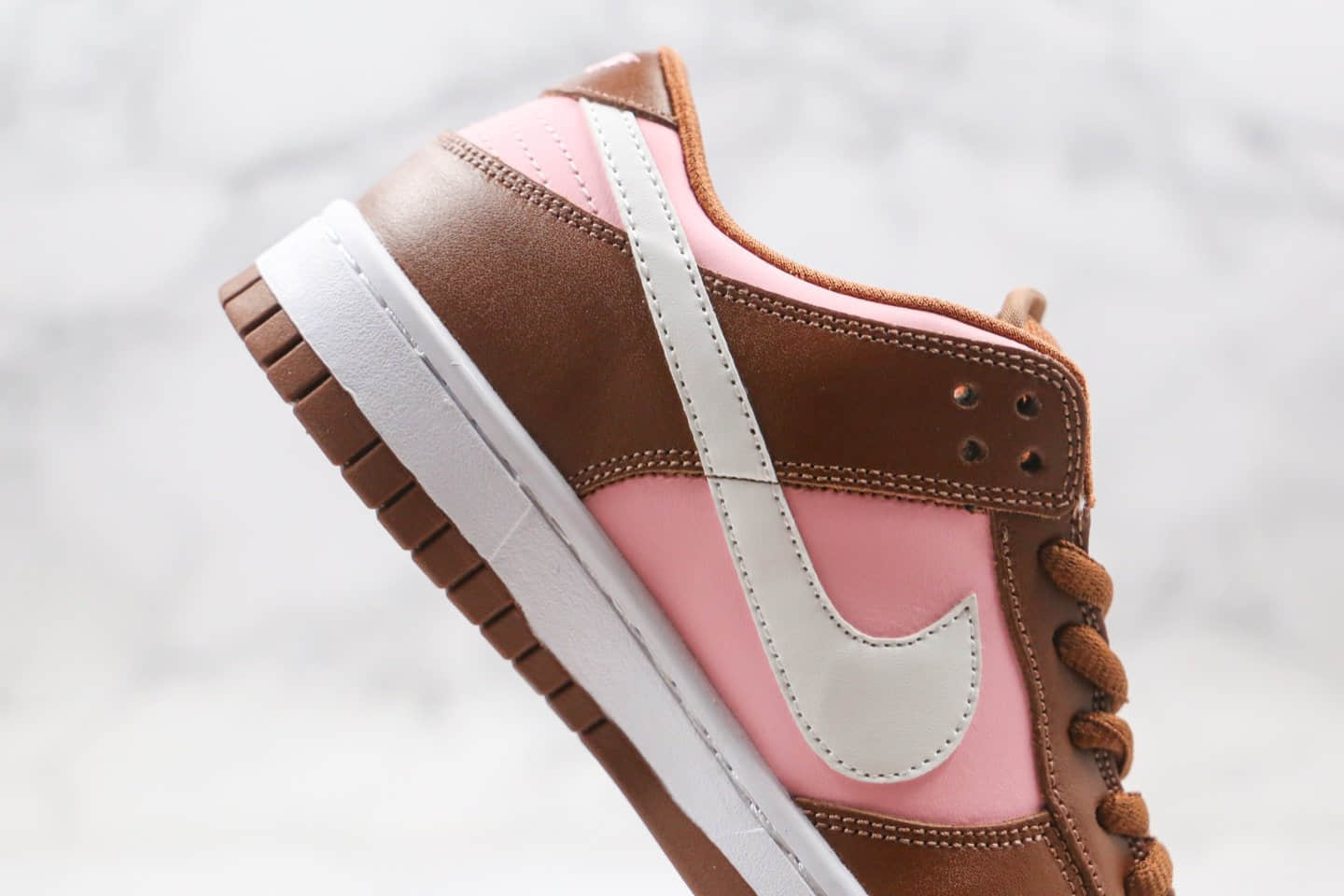 耐克Stussy x Nike SB Dunk Low Pro “Cherry”公司级版本斯图西联名SB板鞋樱桃粉棕原鞋开模 货号:304292-671