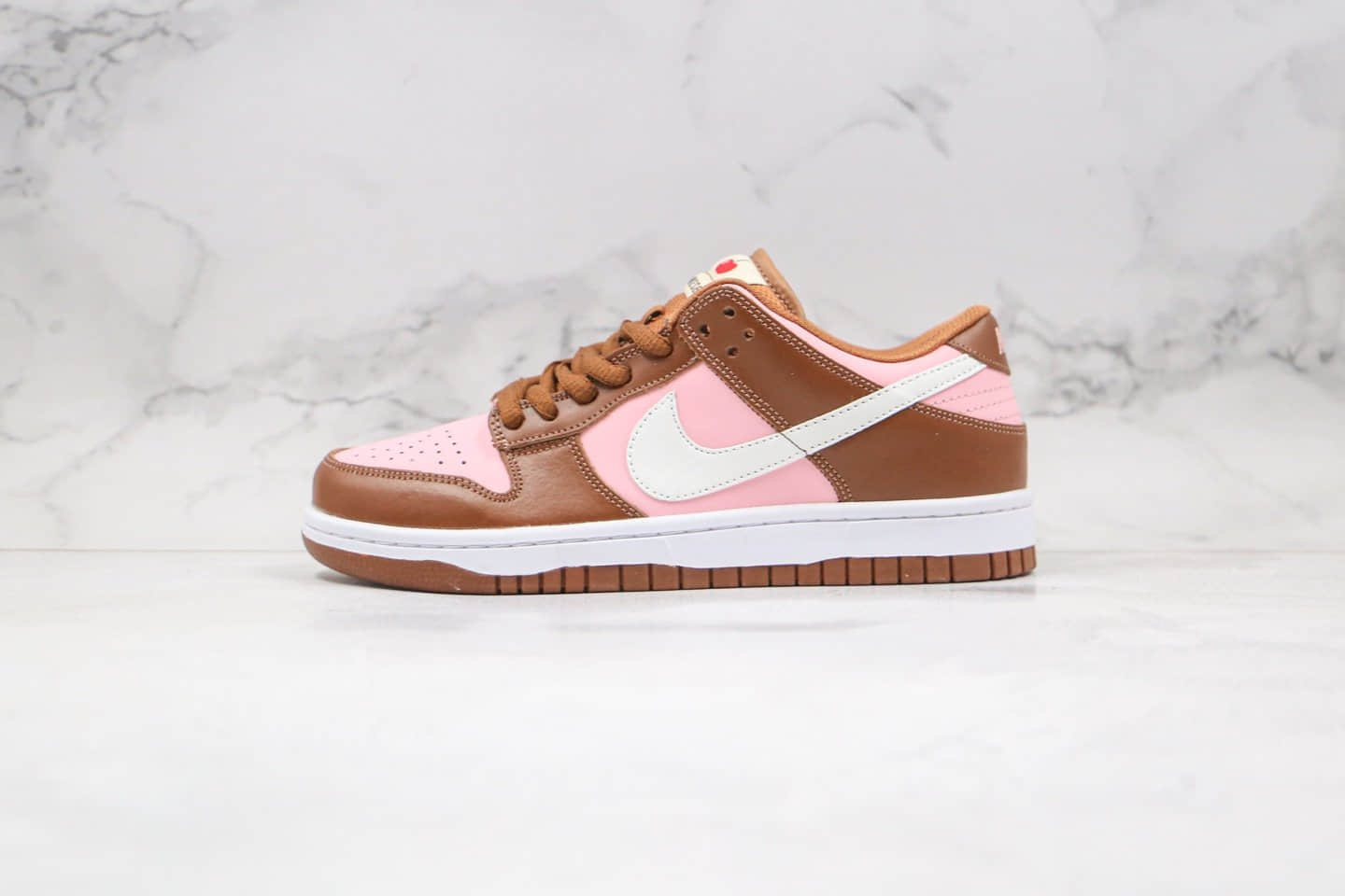 耐克Stussy x Nike SB Dunk Low Pro “Cherry”公司级版本斯图西联名SB板鞋樱桃粉棕原鞋开模 货号:304292-671