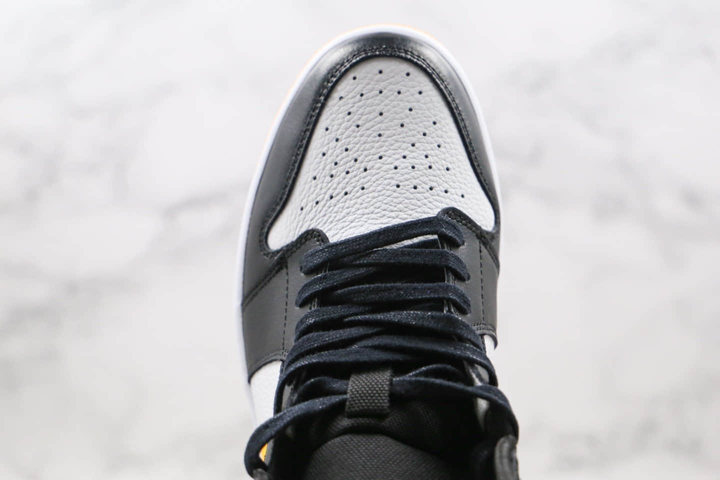 乔丹Air Jordan 1 Mid WMNS“ Laser Orange”纯原版本中帮AJ1黑黄脚趾原鞋开发内置气垫 货号:CV5276-107