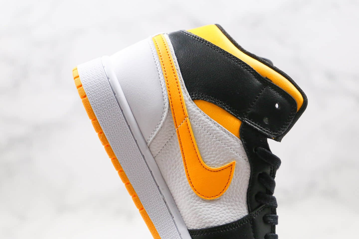 乔丹Air Jordan 1 Mid WMNS“ Laser Orange”纯原版本中帮AJ1黑黄脚趾原鞋开发内置气垫 货号:CV5276-107