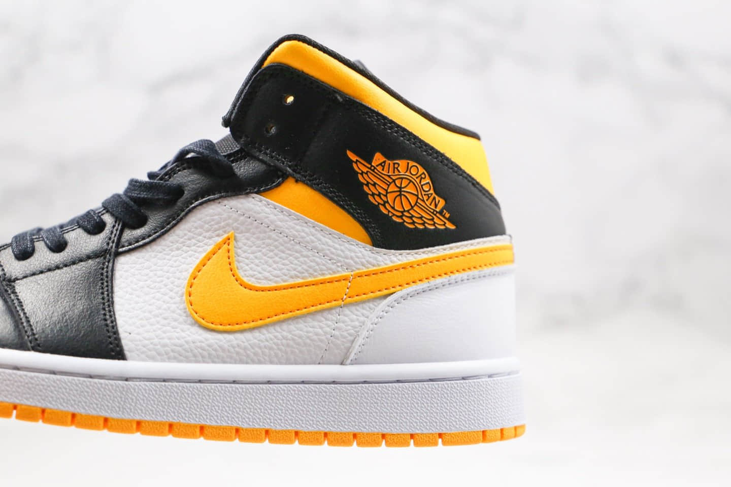 乔丹Air Jordan 1 Mid WMNS“ Laser Orange”纯原版本中帮AJ1黑黄脚趾原鞋开发内置气垫 货号:CV5276-107