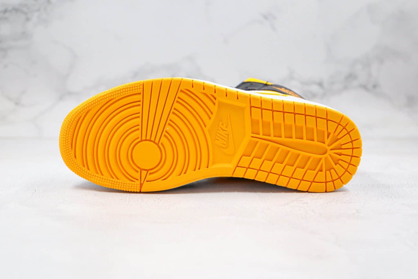 乔丹Air Jordan 1 Mid WMNS“ Laser Orange”纯原版本中帮AJ1黑黄脚趾原鞋开发内置气垫 货号:CV5276-107