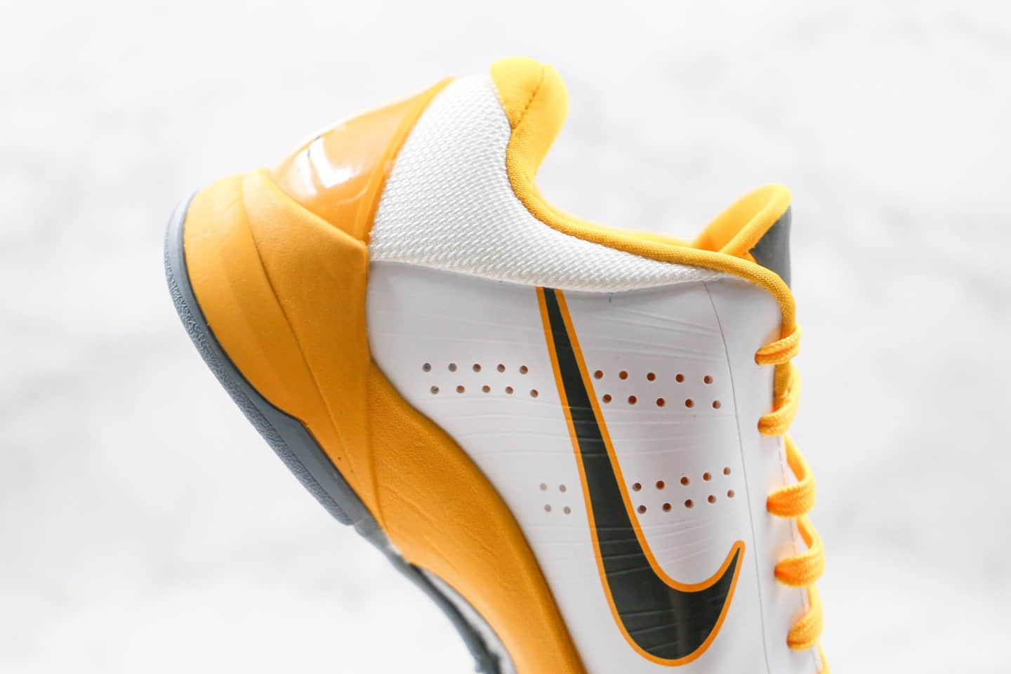 耐克Nike Zoom Kobe 5纯原版本科比5代男子实战篮球鞋白黄色内置真碳纤维板 货号:386430-104