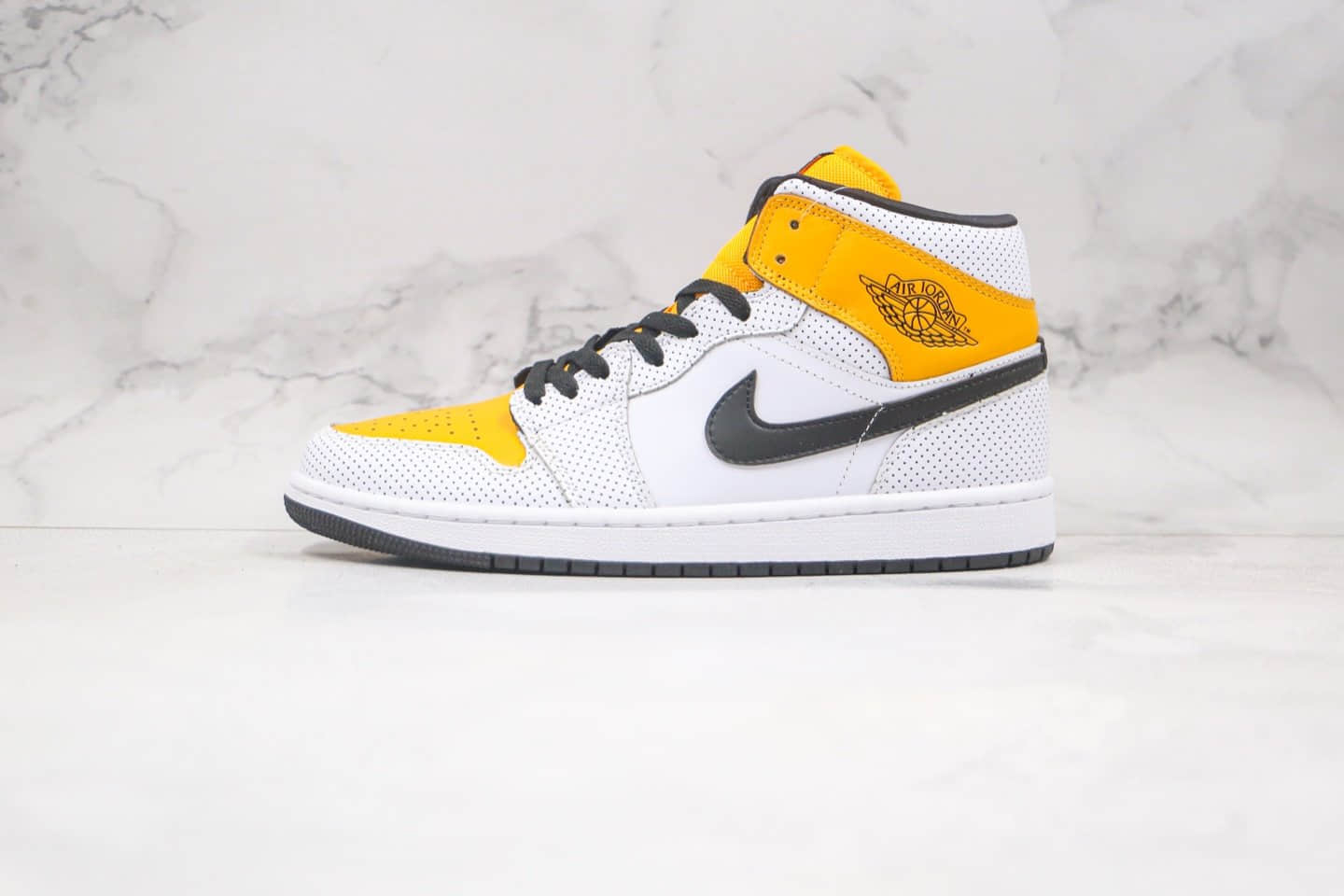 乔丹Air Jordan 1 Mid Laser Orange纯原版本中帮AJ1白黄黑勾冲孔原盒原标原楦头纸板打造 货号:BQ6472-107