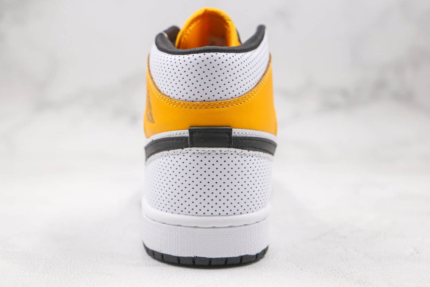 乔丹Air Jordan 1 Mid Laser Orange纯原版本中帮AJ1白黄黑勾冲孔原盒原标原楦头纸板打造 货号:BQ6472-107
