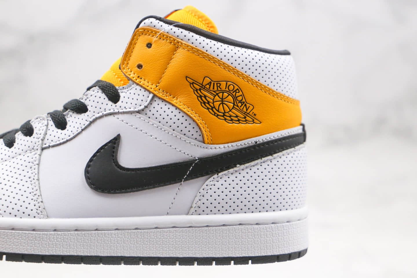 乔丹Air Jordan 1 Mid Laser Orange纯原版本中帮AJ1白黄黑勾冲孔原盒原标原楦头纸板打造 货号:BQ6472-107
