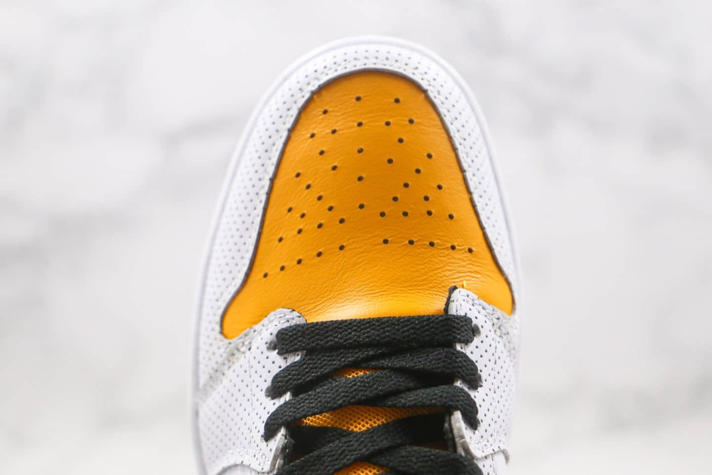 乔丹Air Jordan 1 Mid Laser Orange纯原版本中帮AJ1白黄黑勾冲孔原盒原标原楦头纸板打造 货号:BQ6472-107