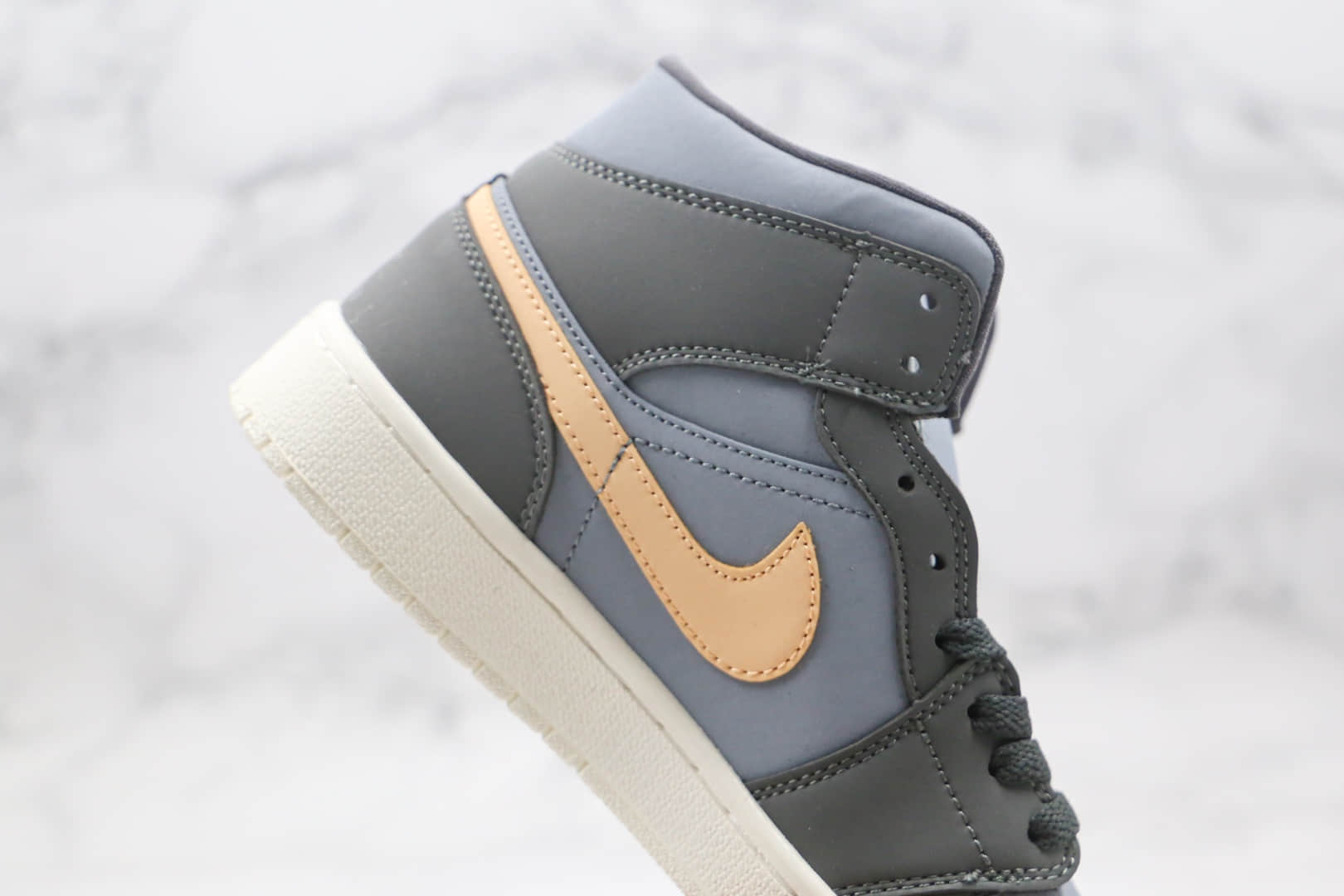 乔丹Air Jordan 1 Mid纯原版本中帮AJ1灰黄色原楦头纸板打造原鞋开模一比一 货号:BQ6472-020