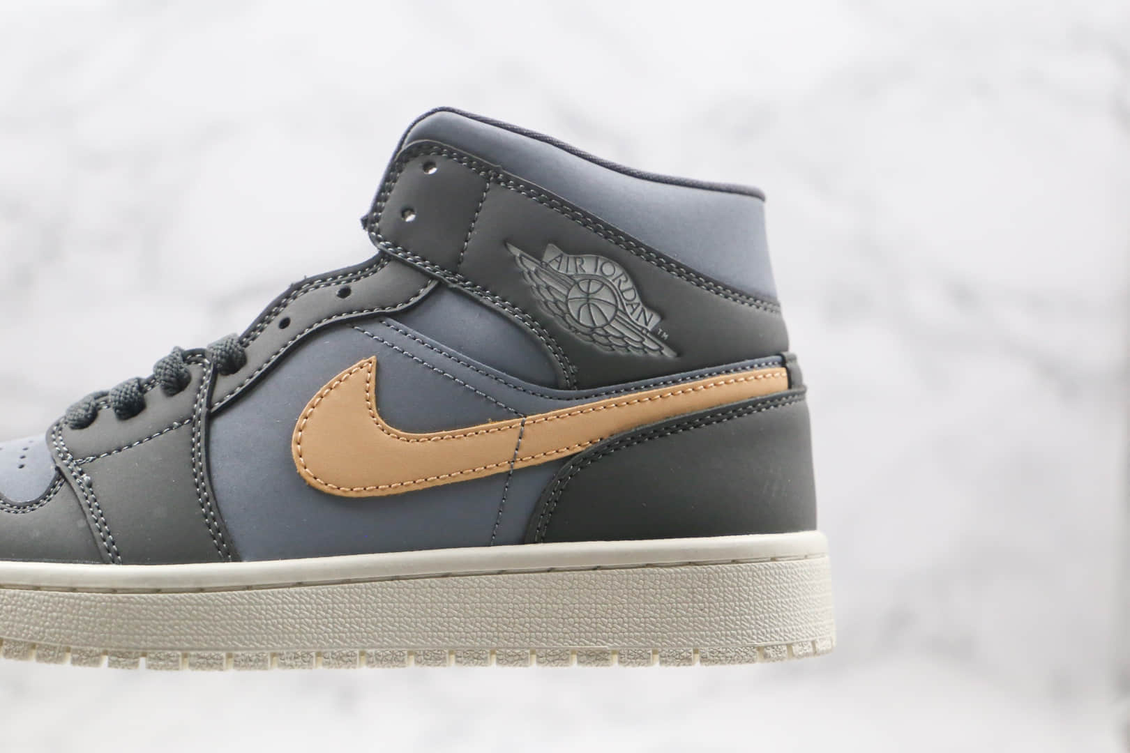 乔丹Air Jordan 1 Mid纯原版本中帮AJ1灰黄色原楦头纸板打造原鞋开模一比一 货号:BQ6472-020