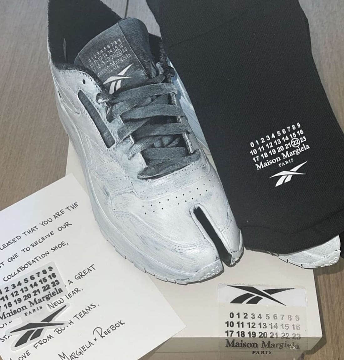 油漆印刷分趾鞋!Maison Margiela x Reebok联名鞋即将登场! 货号:H04859