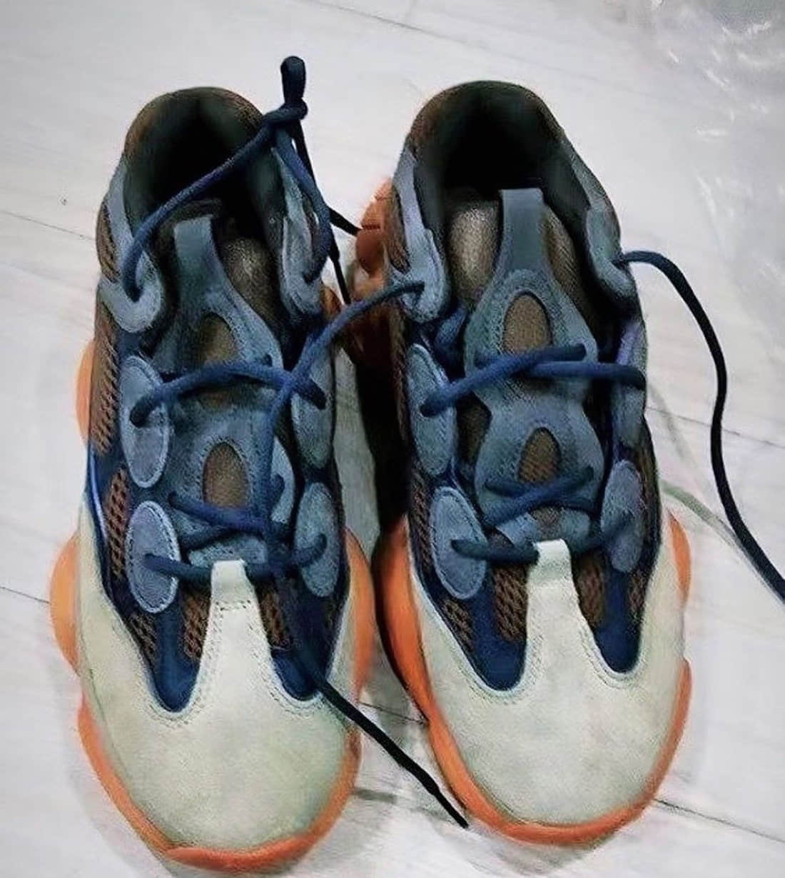 侃爷爱上赛博朋克风格了?Yeezy 500老爹鞋新配色你打几分?