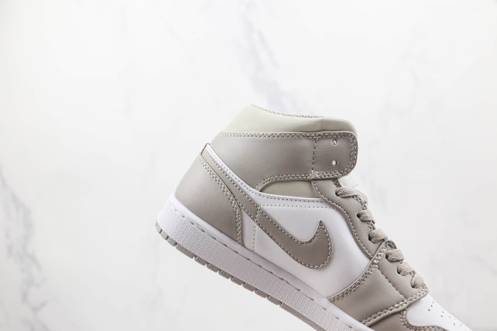 乔丹Air Jordan 1 Mid纯原版本中帮AJ1白灰麻布奶油篮球鞋原盒原标 货号:554724-082