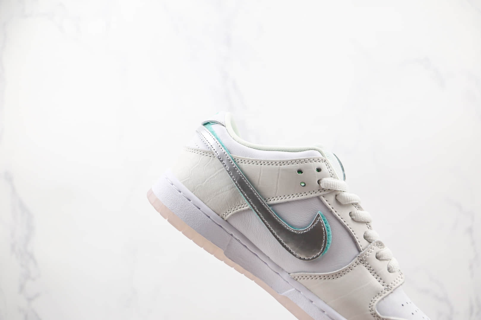 耐克Nike SB Dunk Low纯原版本低帮SB DUNK白钻石白银换钩绿钩板鞋内置气垫 货号:BV1310-100