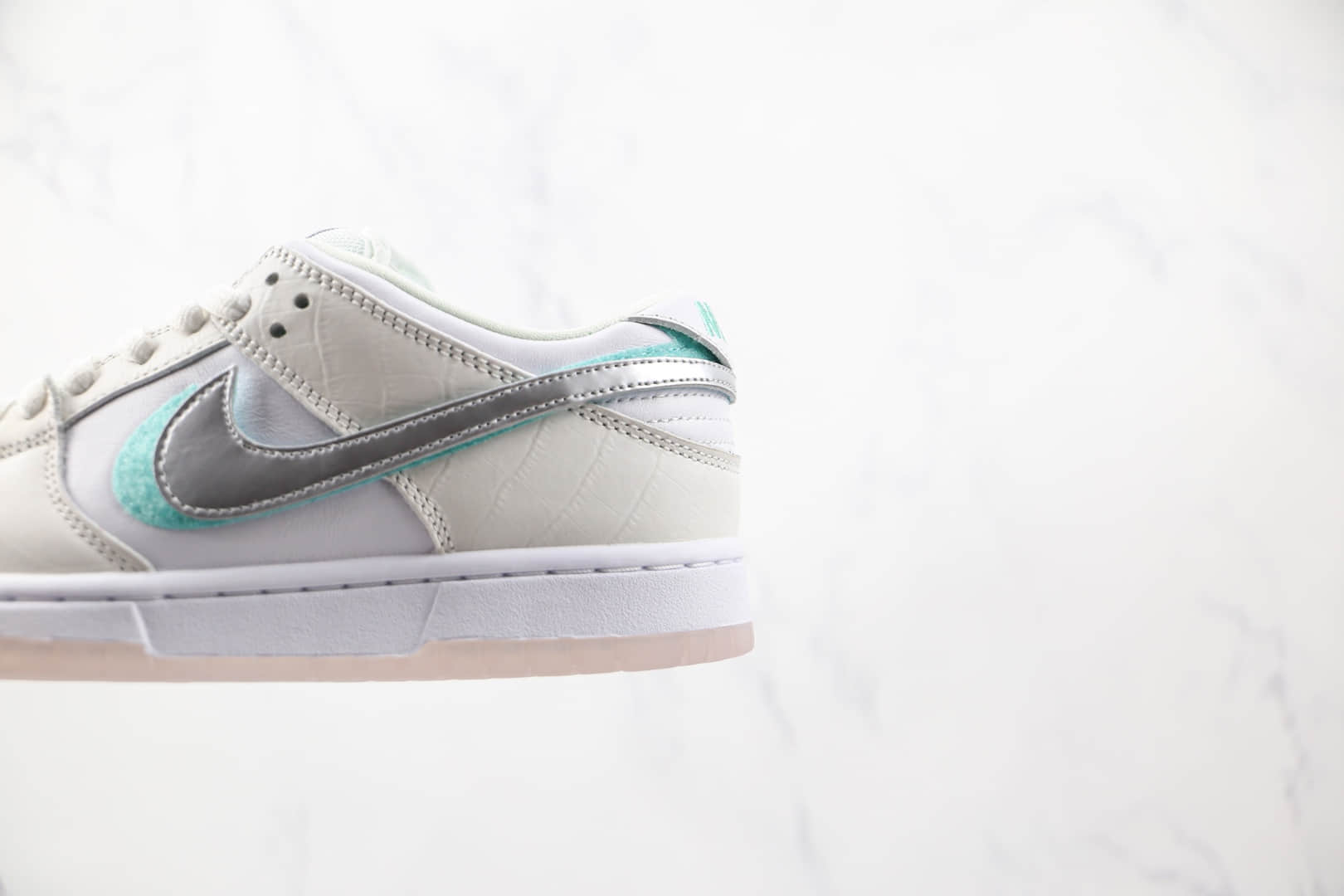 耐克Nike SB Dunk Low纯原版本低帮SB DUNK白钻石白银换钩绿钩板鞋内置气垫 货号:BV1310-100