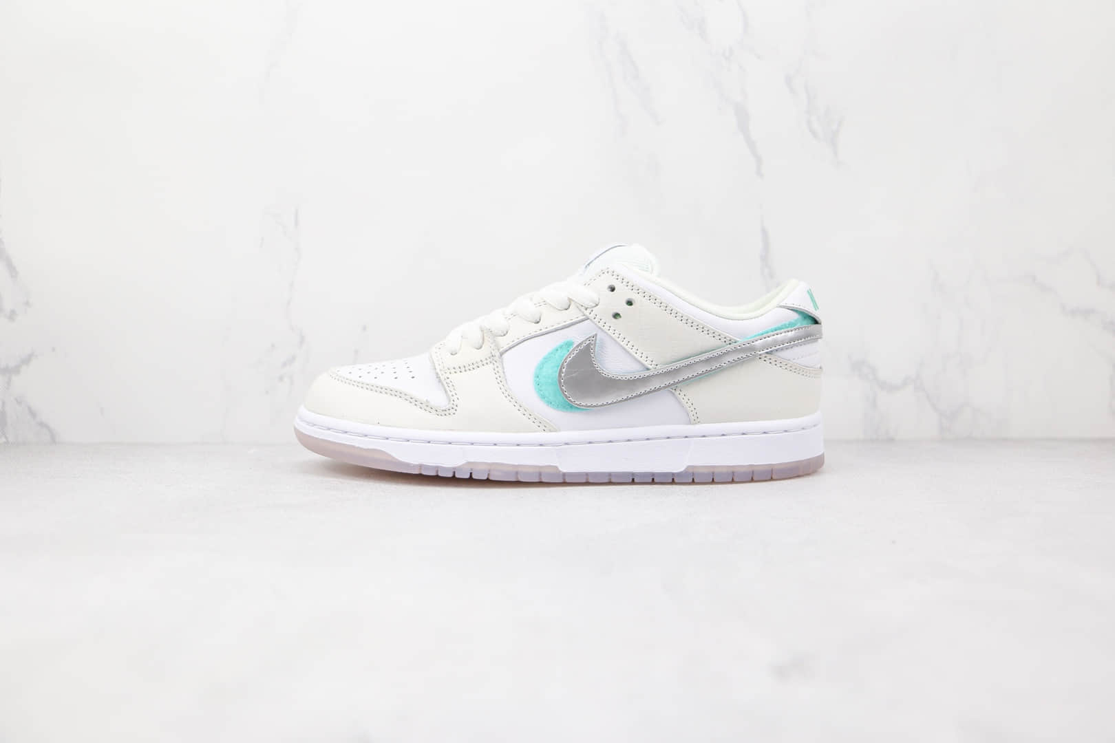 耐克Nike SB Dunk Low纯原版本低帮SB DUNK白钻石白银换钩绿钩板鞋内置气垫 货号:BV1310-100