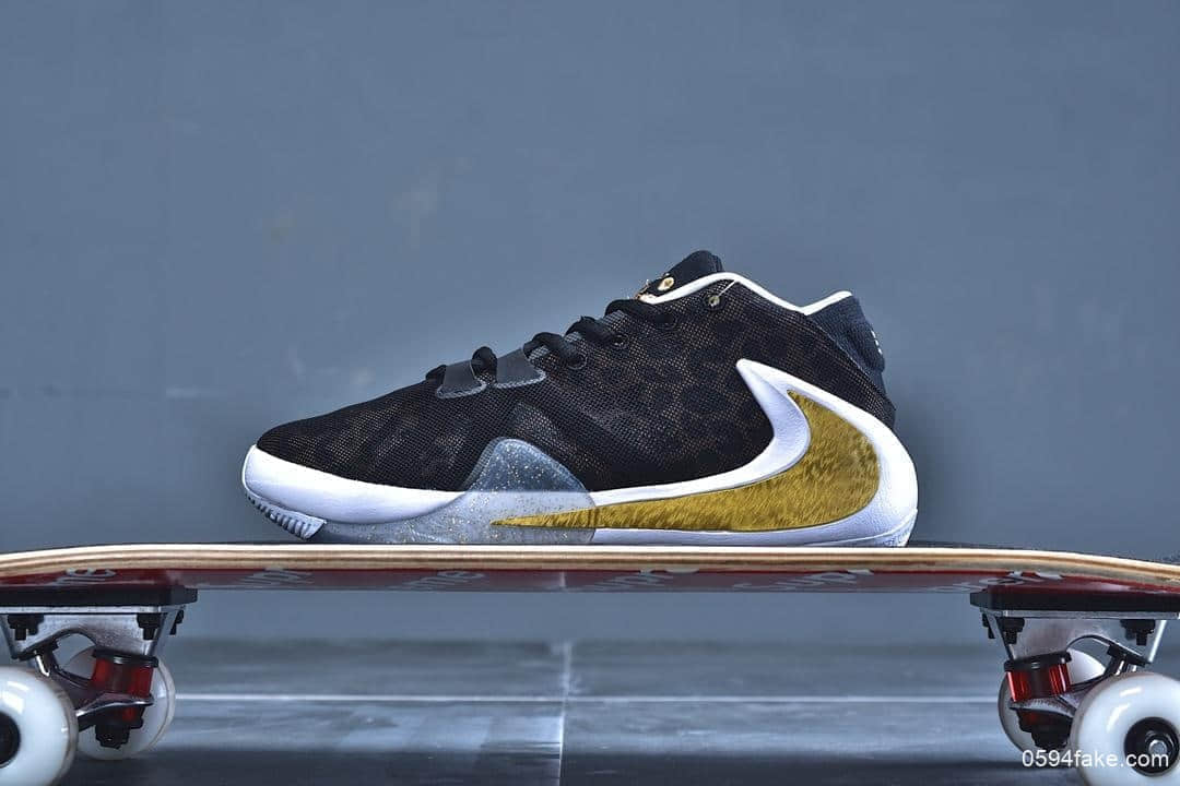 耐克Nike Zoom Freak 1纯原版本字母哥一代签名款黑金倒钩原楦开发内置后掌双气垫 (ID:7758) - 图片1