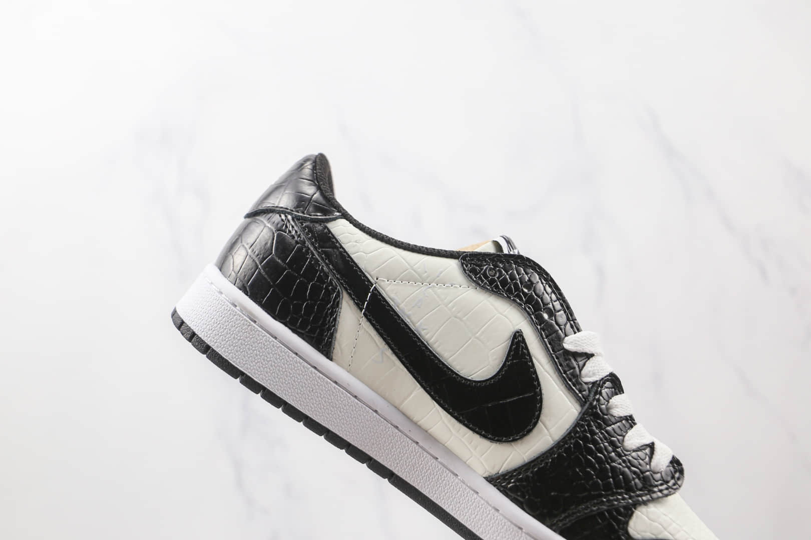 乔丹Air Jordan 1 Low公司级版本低帮AJ1倒钩鳄鱼皮黑白色区别市面通货 货号:DM7866-188