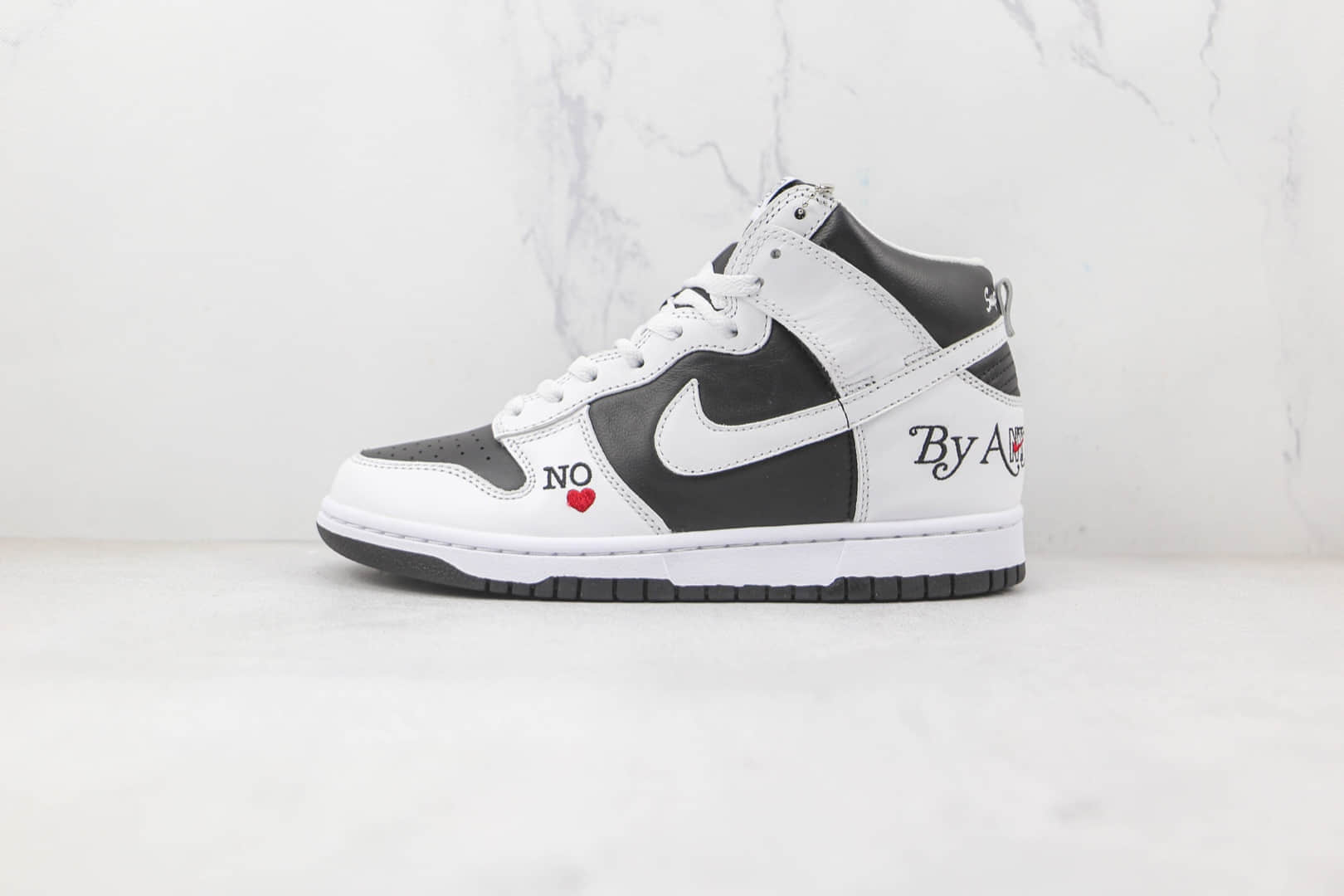 耐克Nike SB Dunk High By Any Means x Supreme联名款纯原版本高帮SB DUNK黑白色板鞋原楦头纸板打造 (ID:81399) - 图片1