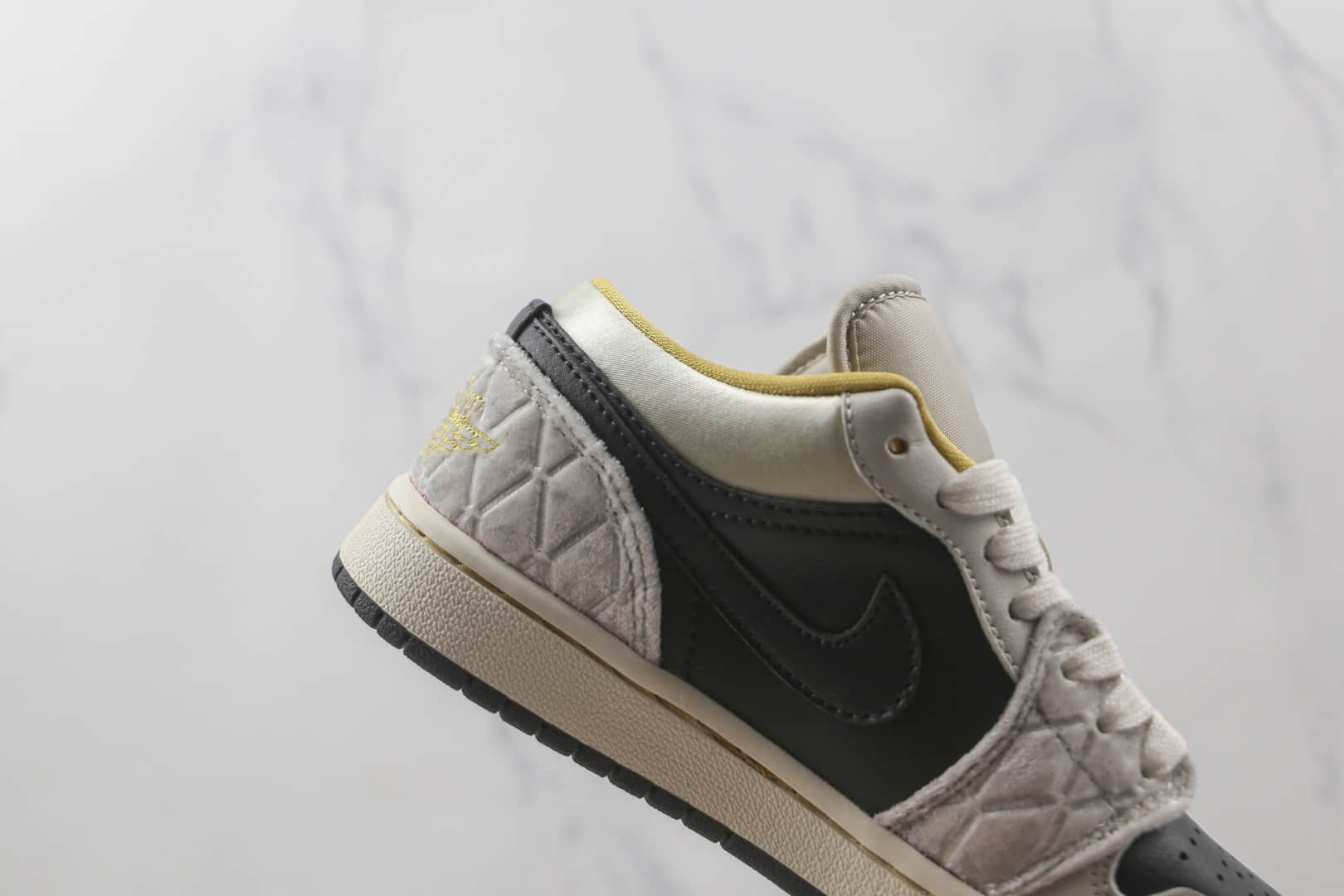 乔丹Air Jordan1 Low纯原版本低帮AJ1白黑金丝绸板鞋原档案数据开发 货号:DV1762-001