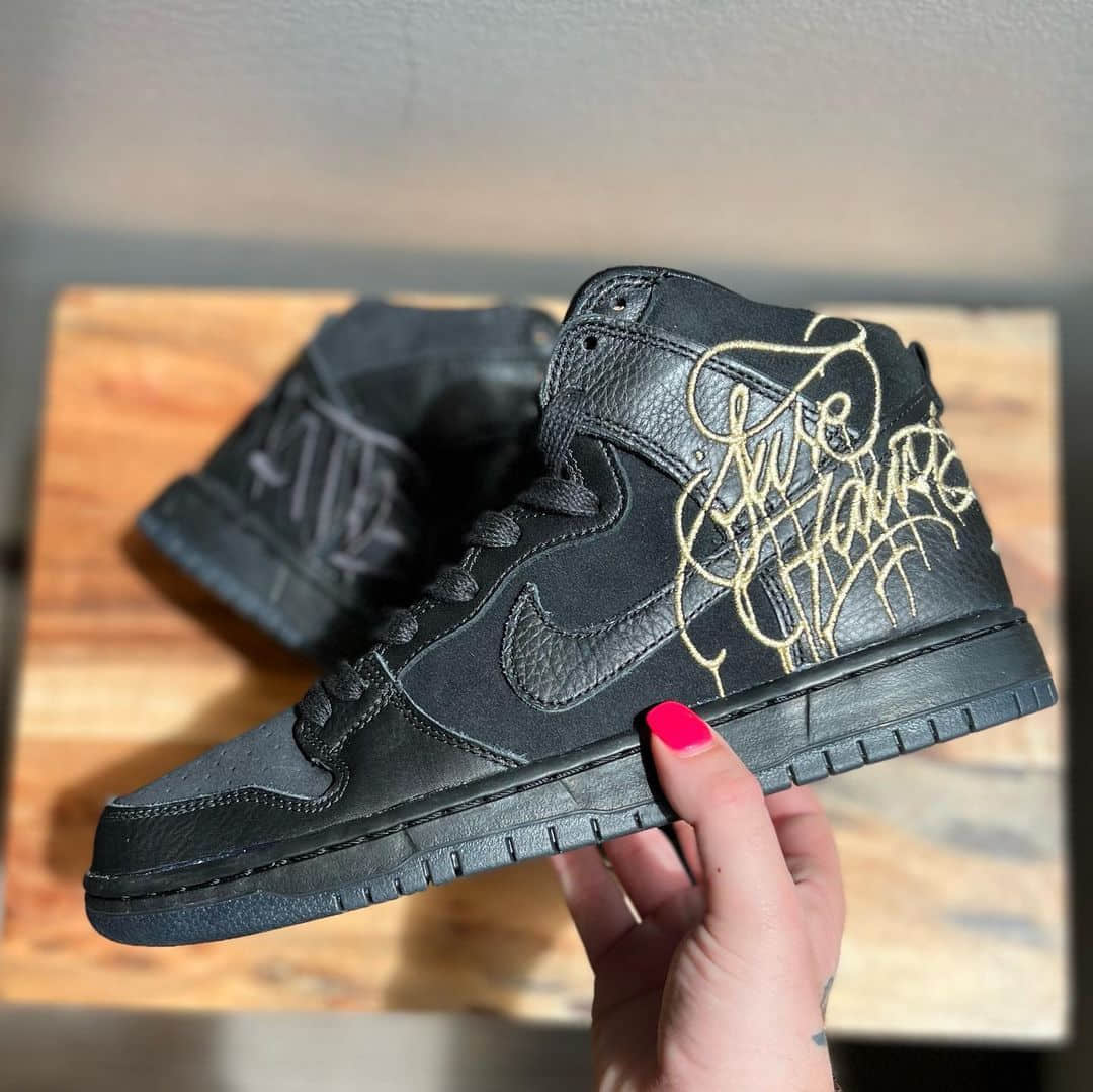 狂野涂鸦刺绣！全新FAUST x Nike SB Dunk Hi细节释出！ (ID:84769) - 图片1