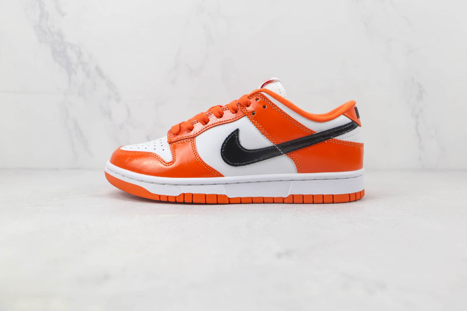 耐克Nike SB Dunk Low纯原版本低帮SB DUNK漆皮白黑橙色板鞋 耐克SB DUNK工厂货源 (ID:90989) - 图片1