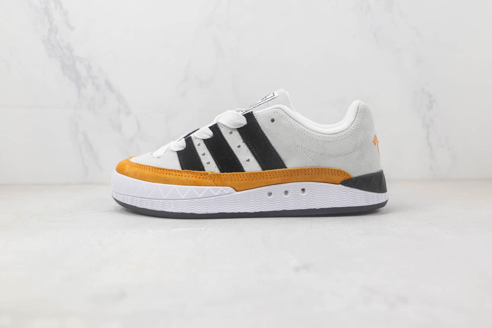 阿迪达斯Adidas ADIMATIC x HUMAN MADE联名款浅灰橙复古鲨鱼面包鞋 阿迪达斯复古校园板鞋 (ID:91781) - 图片1