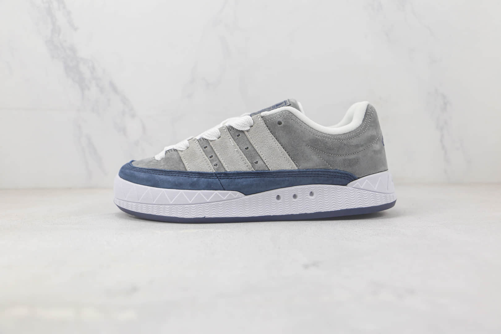 阿迪达斯Adidas Originals ADIMATIC纯原版本三叶草灰蓝色面包鞋 阿迪达斯三叶草系列板鞋 (ID:92659) - 图片1