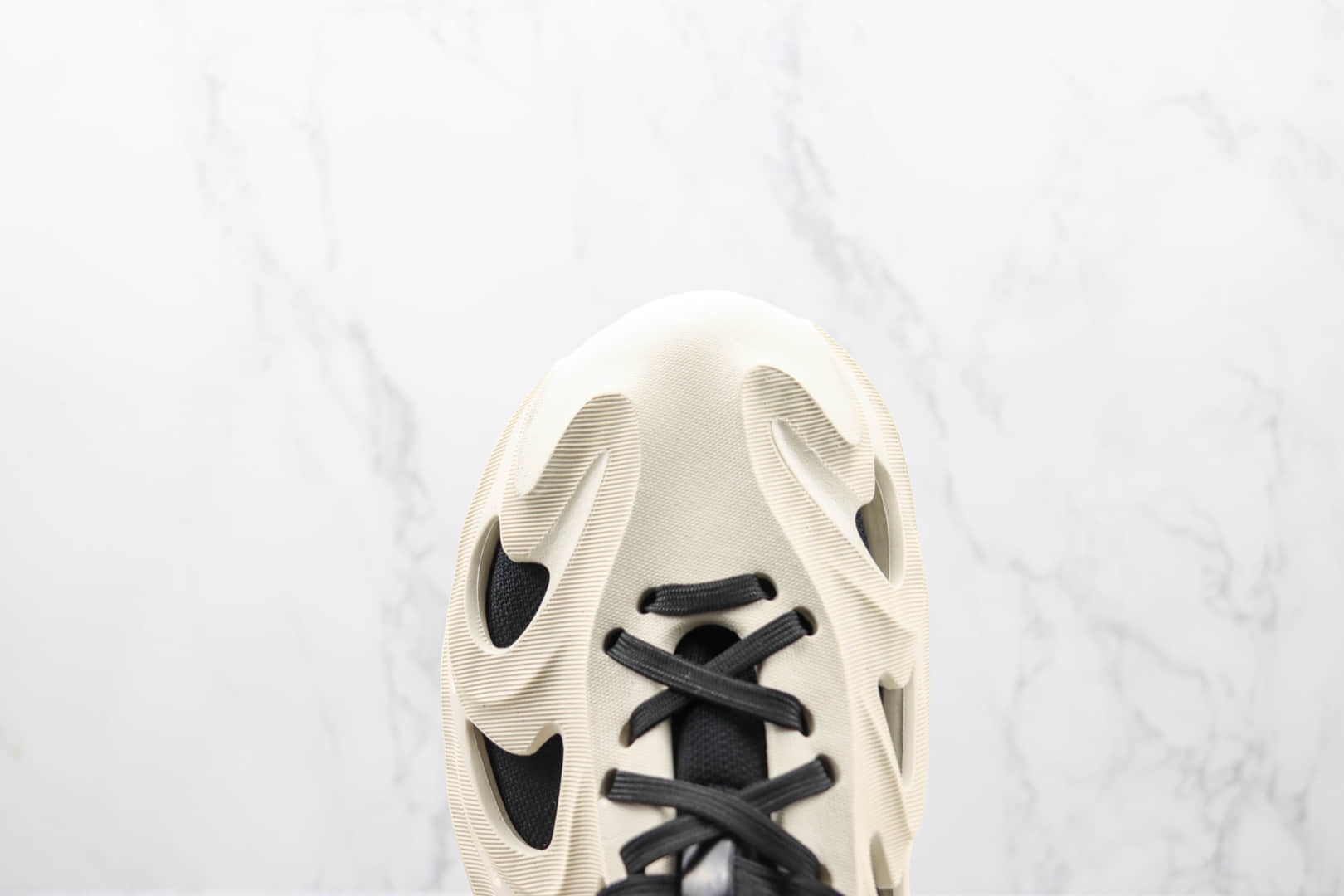 阿迪达斯Adidas adiFOM Q纯原版本骨骼鞋款白黑色复古跑鞋 莆田阿迪达斯系列跑鞋 货号:HP6282