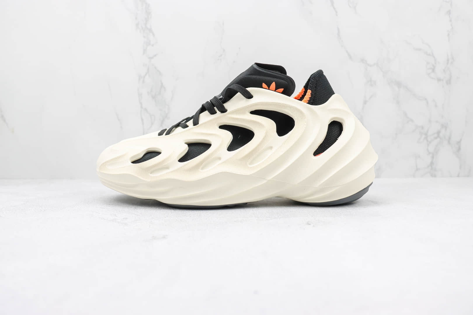阿迪达斯Adidas adiFOM Q纯原版本骨骼鞋款白黑色复古跑鞋 莆田阿迪达斯系列跑鞋 货号:HP6282