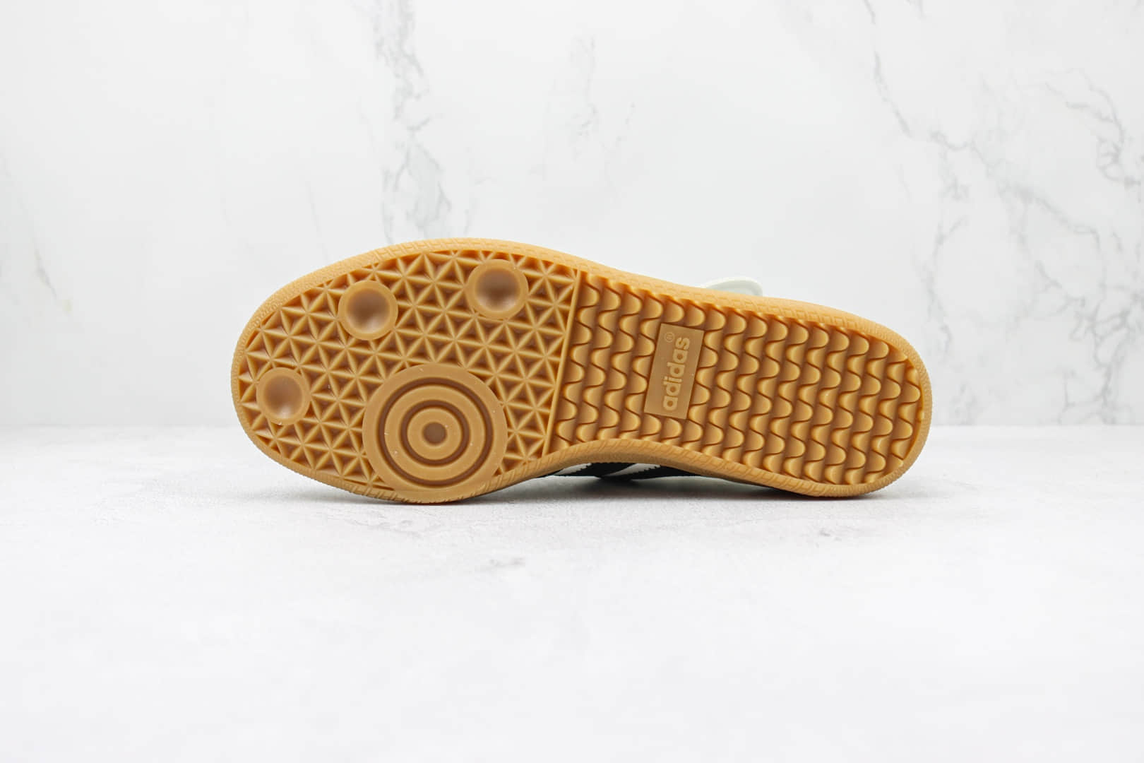 阿迪达斯Adidas Humanrace Samba x Pharrell联名款纯原版本三叶草长舌版白黑色休闲板鞋 莆田阿迪达斯板鞋 货号:HP3383