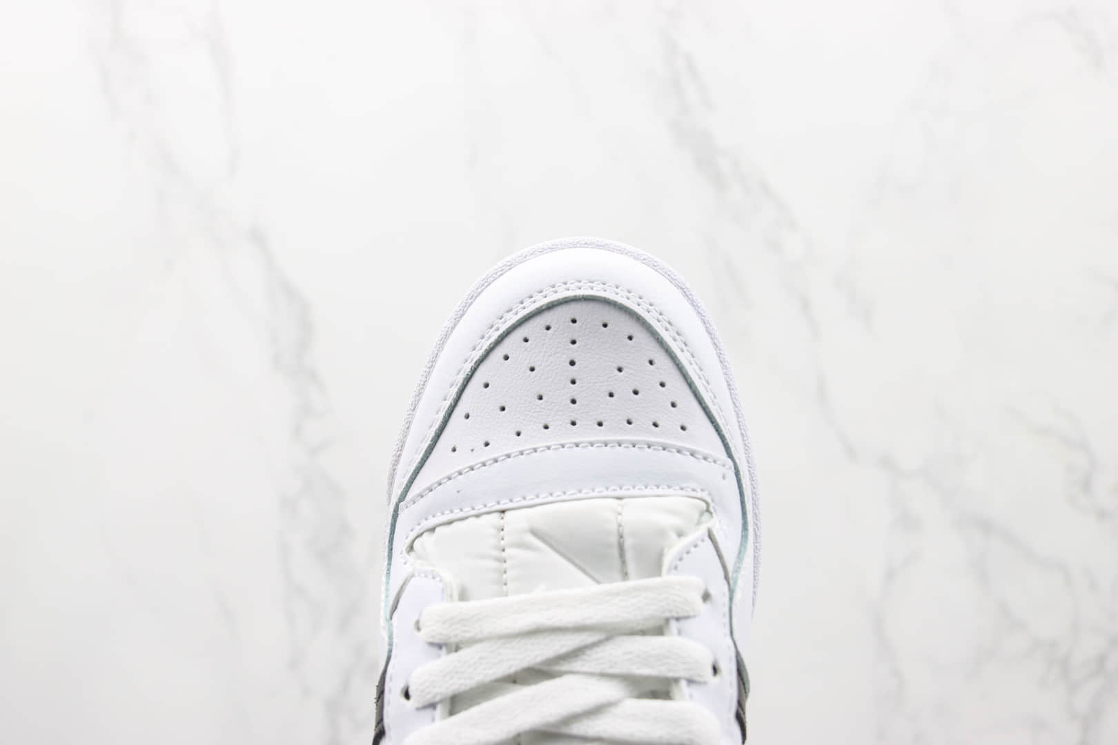 阿迪达斯Adidas Forum 84 Mid纯原版本中帮白黑色Forum84复古板鞋 莆田阿迪达斯系列复古板鞋 货号:FY7939