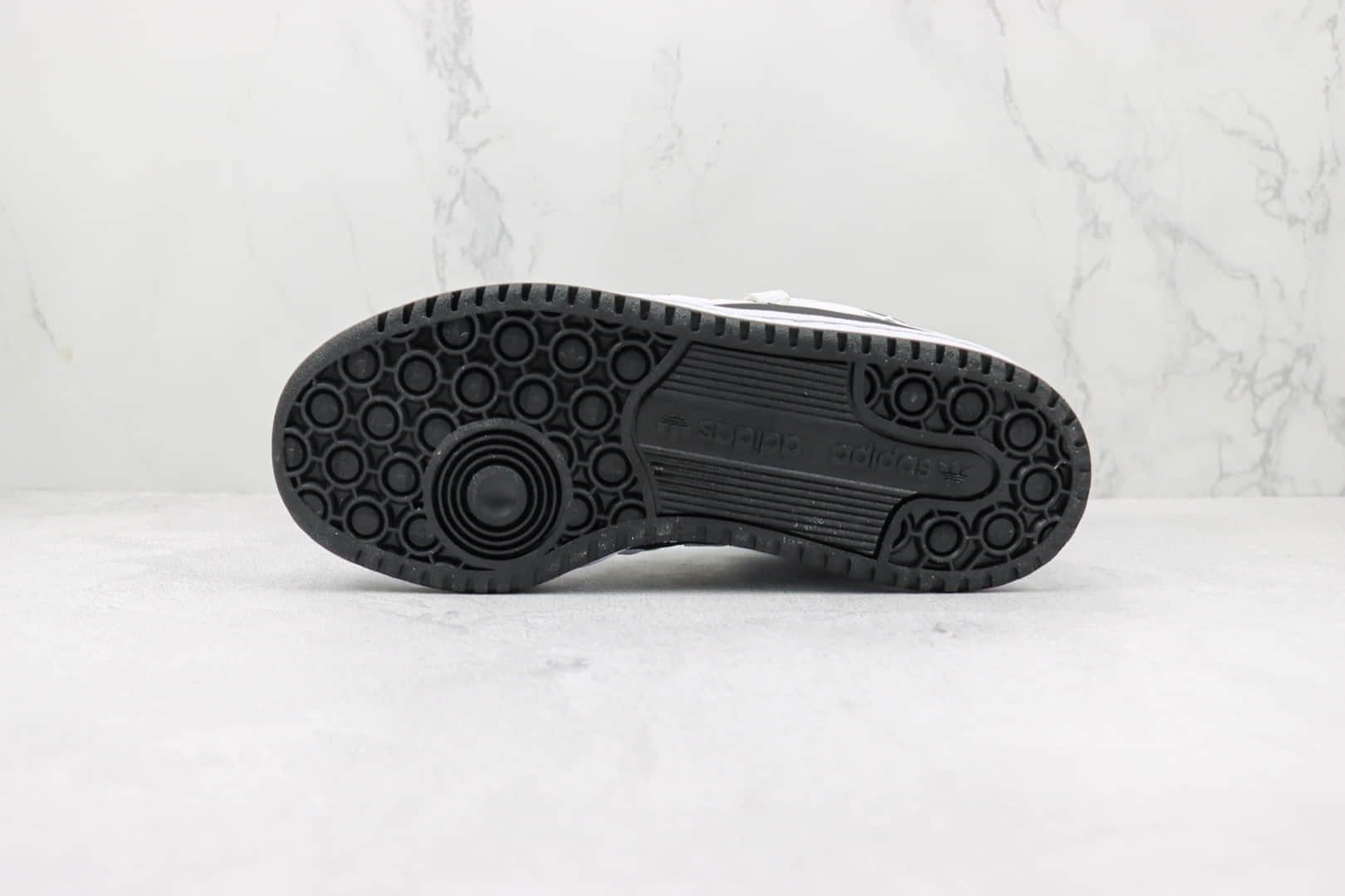 阿迪达斯Adidas Forum 84 Mid纯原版本中帮白黑色Forum84复古板鞋 莆田阿迪达斯系列复古板鞋 货号:FY7939