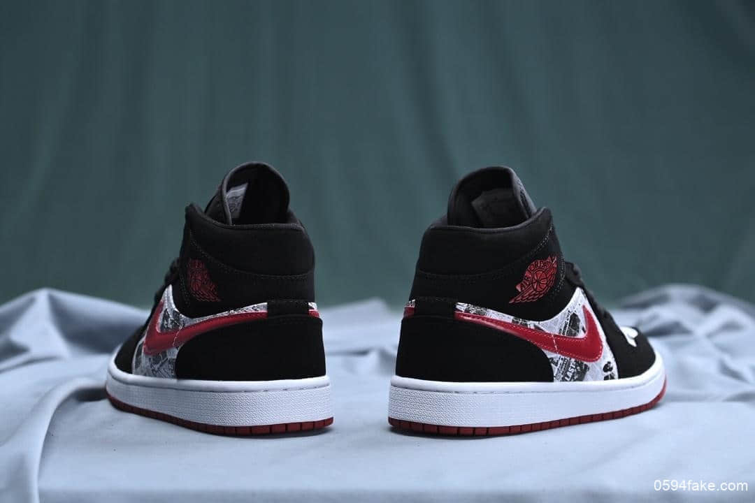 乔丹Air Jordan 1 Mid纯原版本乔老爷涂鸦鞋面AJ1中帮红色钩子小黑红熊猫脚实战篮球鞋 货号:852542-061