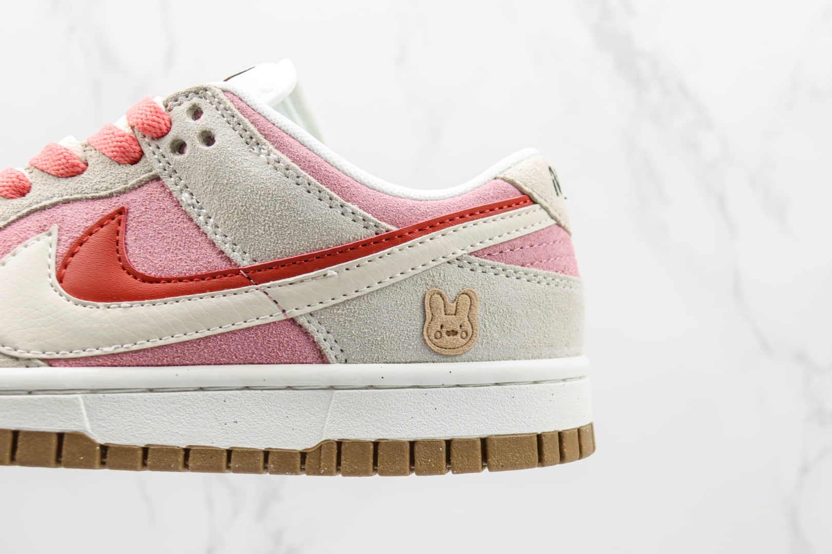 耐克Nike SB Dunk Low SE 85 Double Swoosh Grey Pink Rabbit纯原版本低帮SB DUNK双钩粉红色兔子饼干兔年限定麂皮配色板鞋 天花板DUNK系列板鞋 货号:DO9457-117