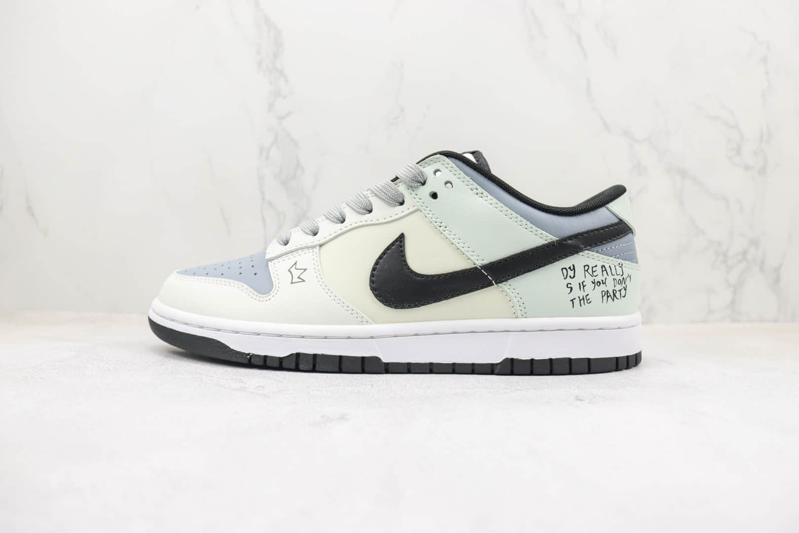 耐克Nike SB Dunk Low纯原版本低帮SB DUNK大友克洋联名款淡黄蓝拼色黑勾英文字母配色板鞋 莆田天花板DUNK系列 货号:DD3696-255