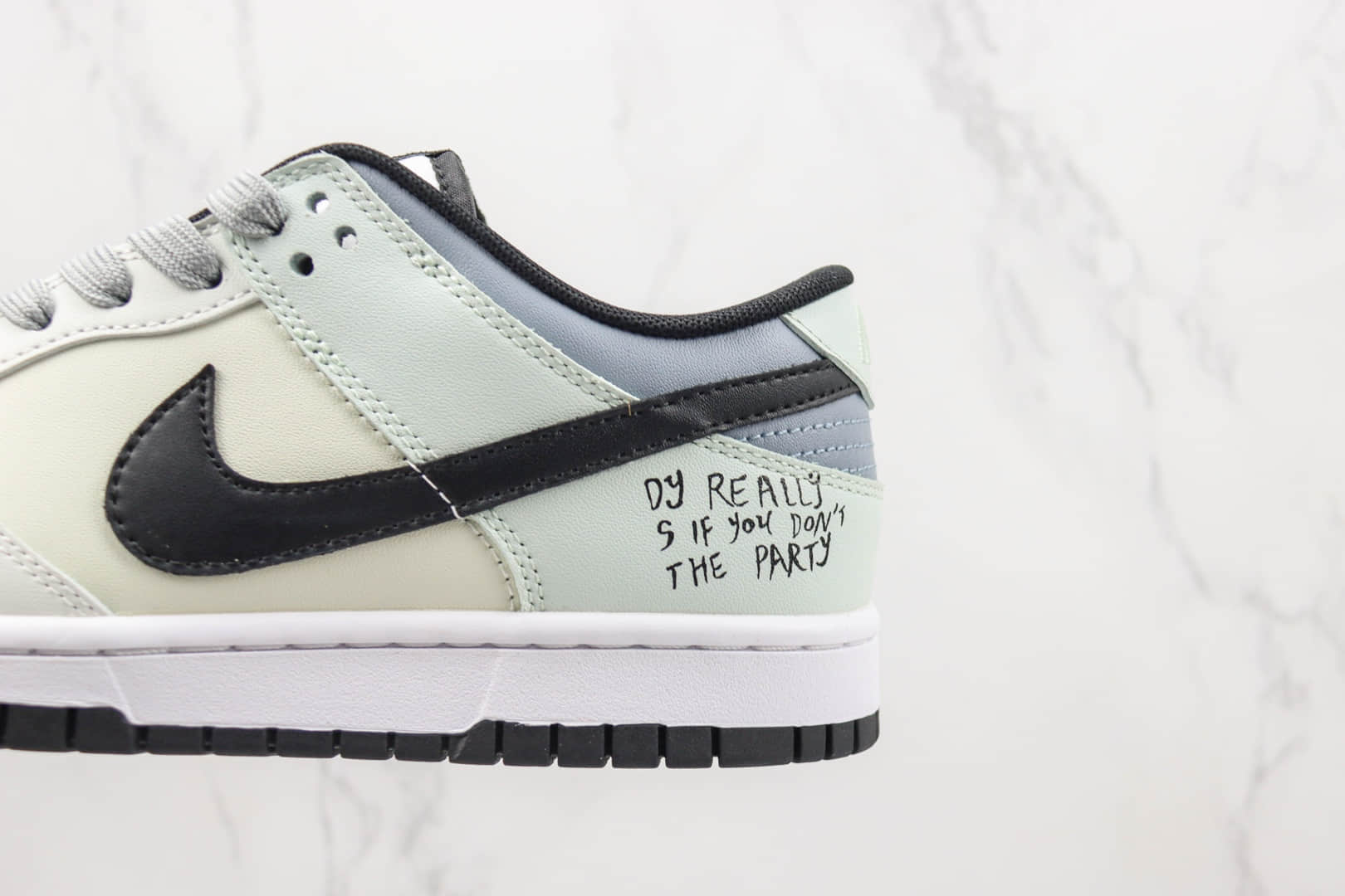 耐克Nike SB Dunk Low纯原版本低帮SB DUNK大友克洋联名款淡黄蓝拼色黑勾英文字母配色板鞋 莆田天花板DUNK系列 货号:DD3696-255