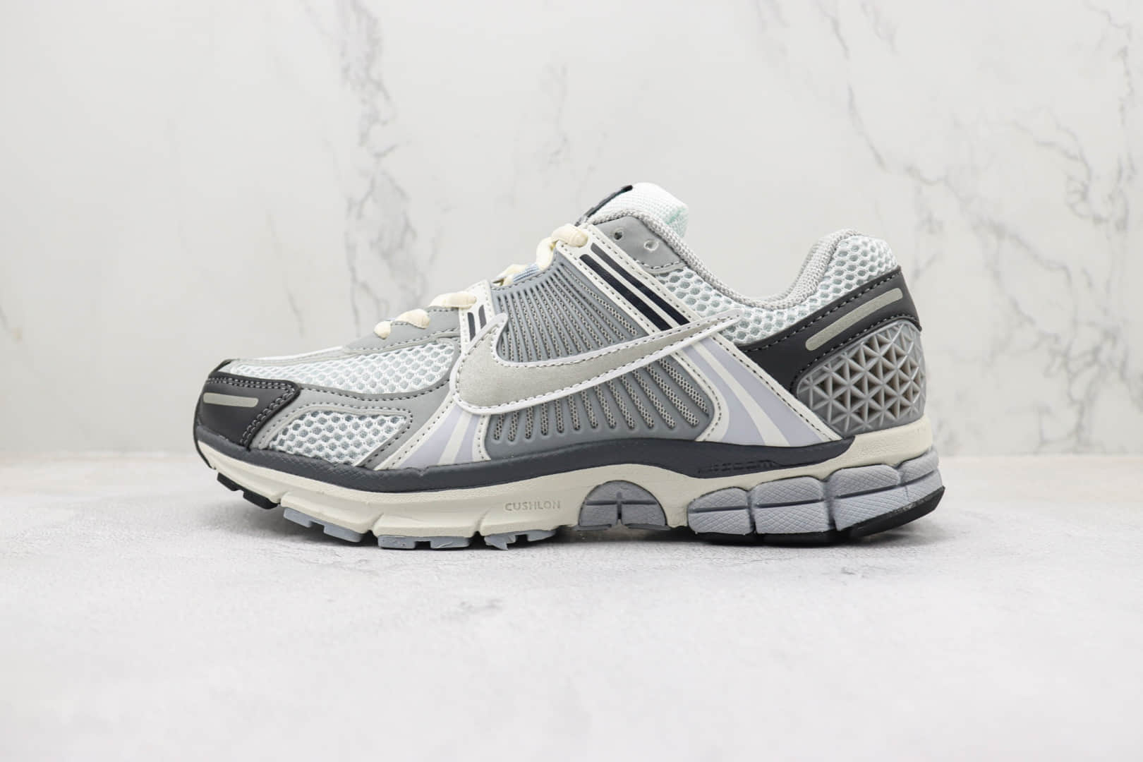 耐克Nike Zoom Vomero 5纯原版本佛莫罗5代灰白色复古慢跑鞋 莆田复刻耐克 (ID:96545) - 图片1