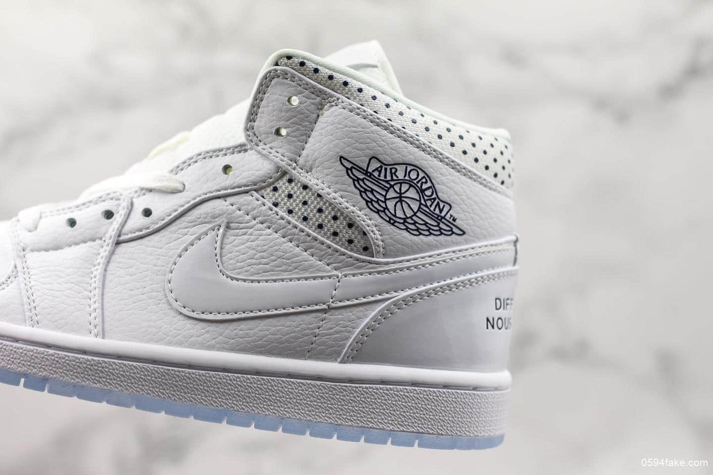 耐克Nike Wmns Air Jordan 1 Mid Unite Totale乔丹1代纯原版本复古经典中帮实战篮球鞋蓝白波点透明水晶底 货号:CI9100-100
