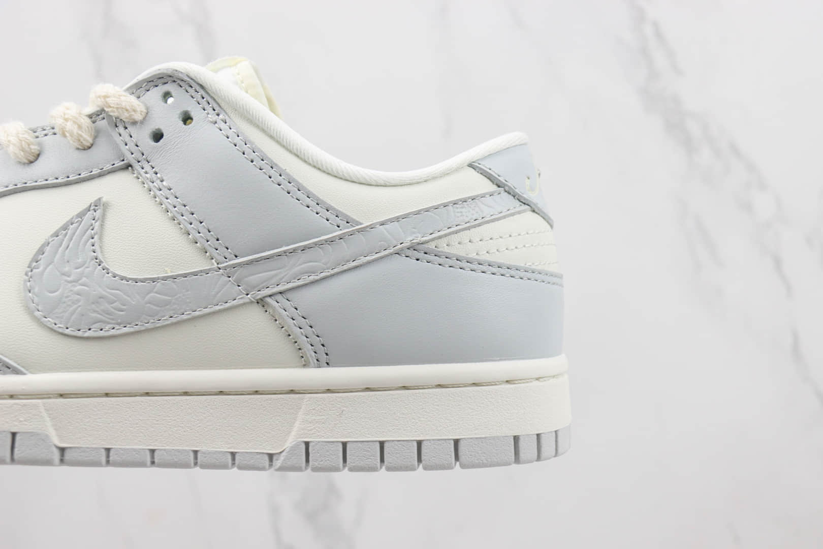耐克Nike SB Dunk Low纯原版本低帮SB Dunk灰白浮雕板鞋 莆田天花板Dunk系列 货号:FJ4553-133