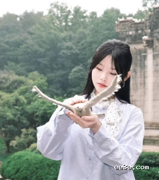 南京反差嫩妹 刘梓玥 *视频泄密 穿*护士服* **女上*吐舌吸指超诱惑！ - 图片1
